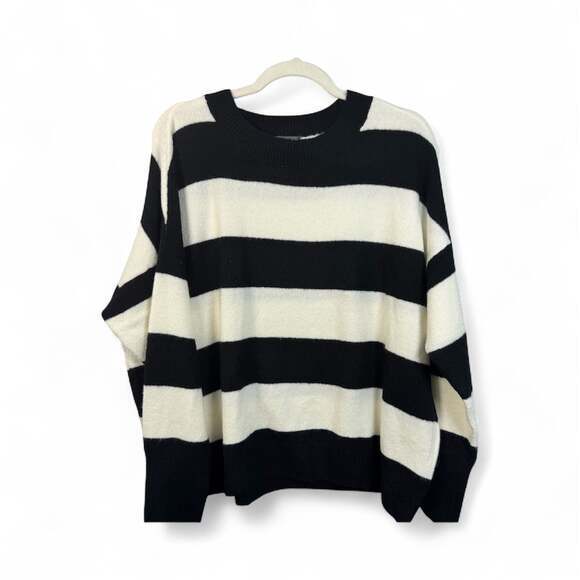Vince Camuto Sweaters - Vince camuto Black and White Soft Sweater Size Medium